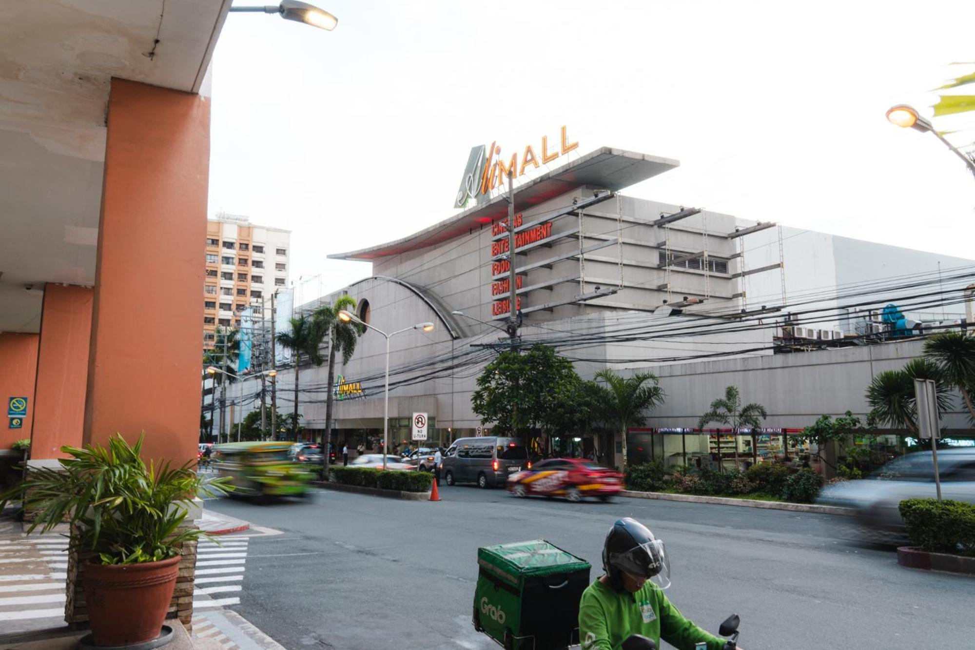 Cubao Manhattan Heights Residential Tc10n - Bright With Pool, Balcony - Next To Alimall And Sm - Walking Distance To Araneta Coliseum And Gateway Mall In Cubao Quezon - Staycations By Sms