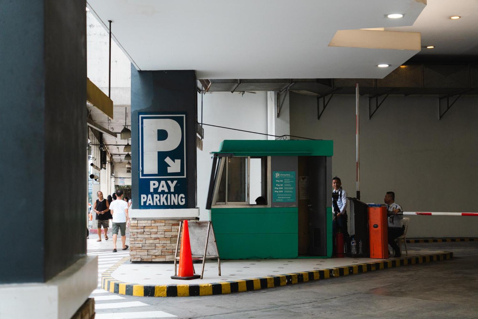 Cubao Manhattan Heights Residential Tc10n - Bright With Pool, Balcony - Next To Alimall And Sm - Walking Distance To Araneta Coliseum And Gateway Mall In Cubao Quezon - Staycations By Sms Manila