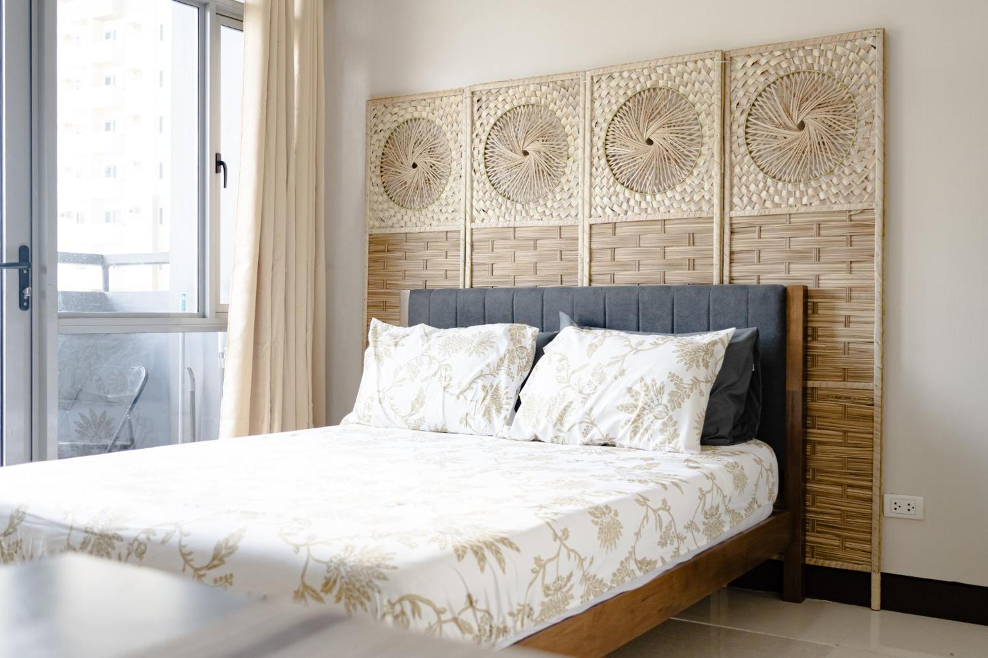 Cubao Manhattan Heights Residential Tc10n - Bright With Pool, Balcony - Next To Alimall And Sm - Walking Distance To Araneta Coliseum And Gateway Mall In Cubao Quezon - Staycations By Sms