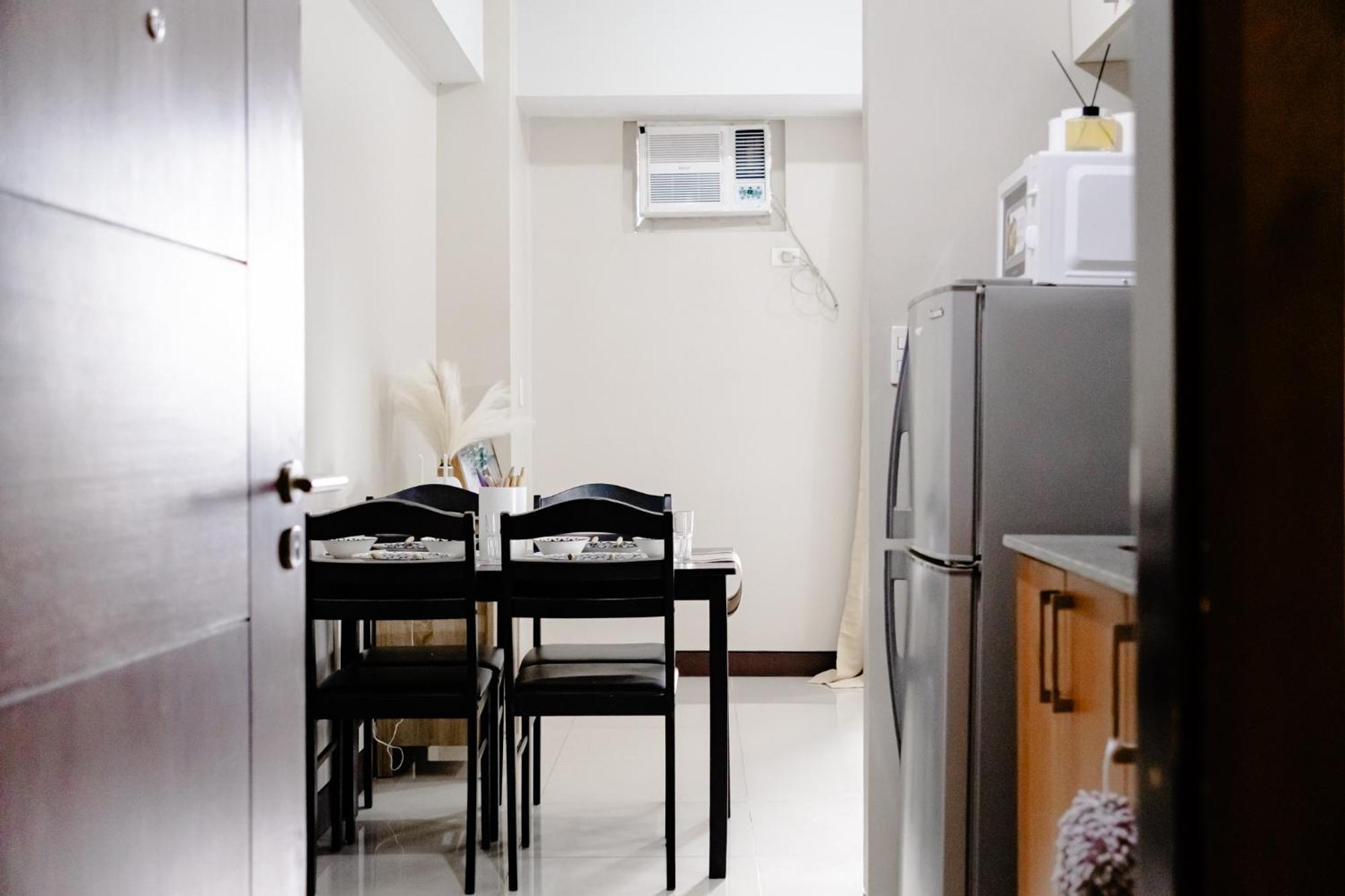 Cubao Manhattan Heights Residential Tc10n - Bright With Pool, Balcony - Next To Alimall And Sm - Walking Distance To Araneta Coliseum And Gateway Mall In Cubao Quezon - Staycations By Sms Apartment
