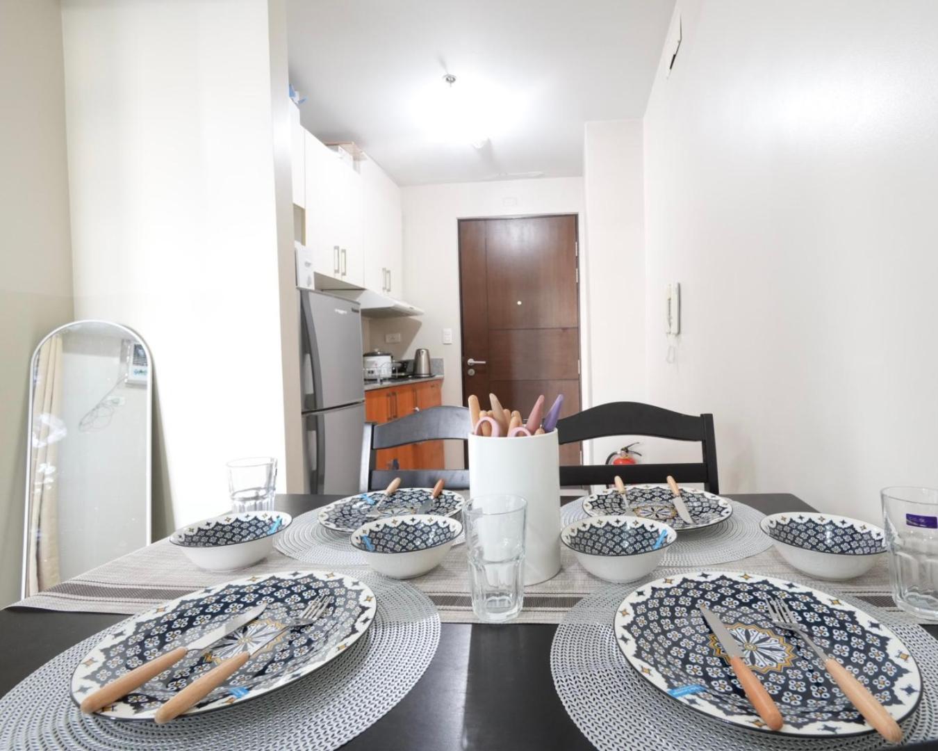Apartment Cubao Manhattan Heights Residential Tc10n - Bright With Pool, Balcony - Next To Alimall And Sm - Walking Distance To Araneta Coliseum And Gateway Mall In Cubao Quezon - Staycations By Sms Manila