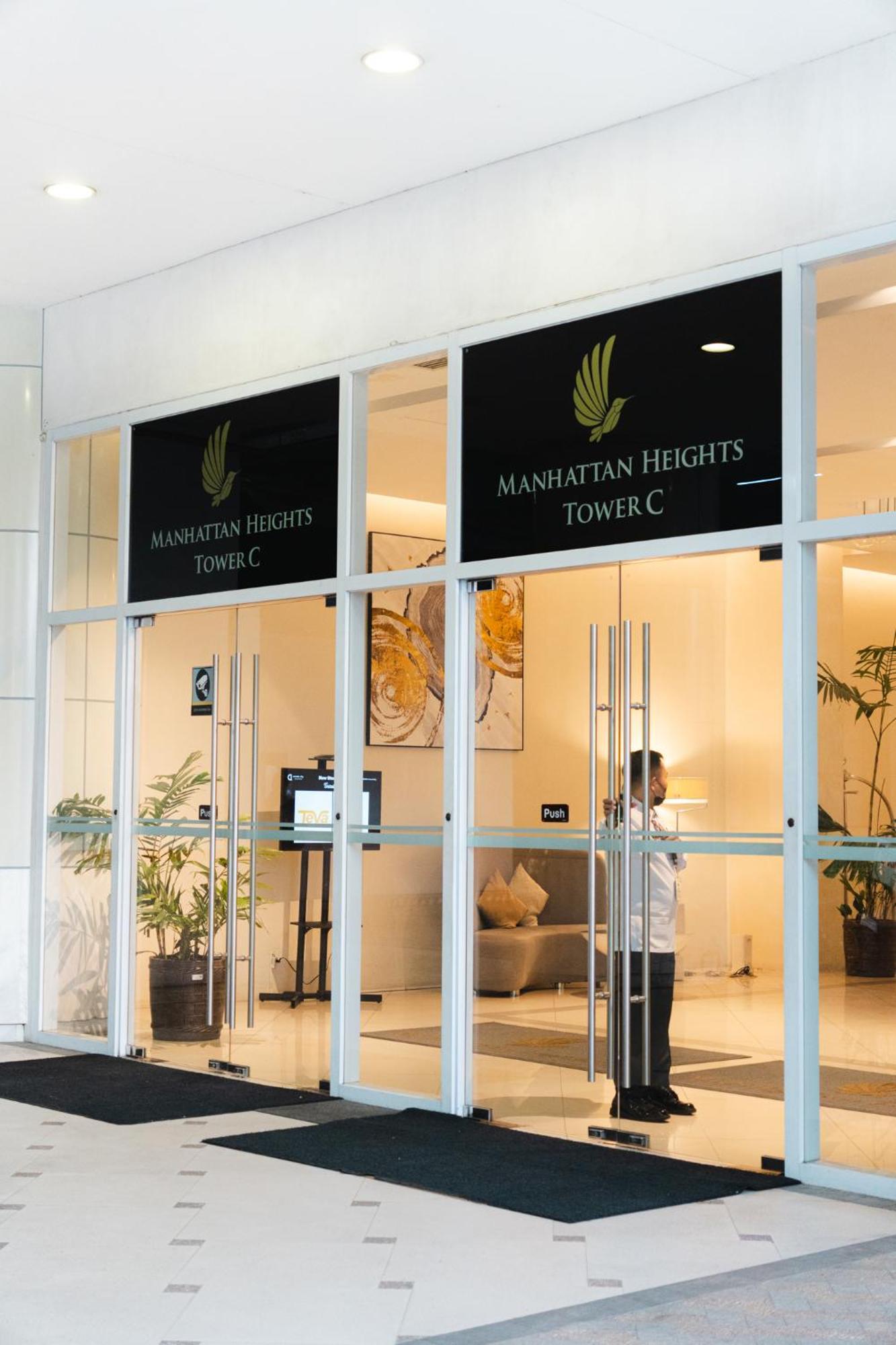 Cubao Manhattan Heights Residential Tc10n - Bright With Pool, Balcony - Next To Alimall And Sm - Walking Distance To Araneta Coliseum And Gateway Mall In Cubao Quezon - Staycations By Sms *
