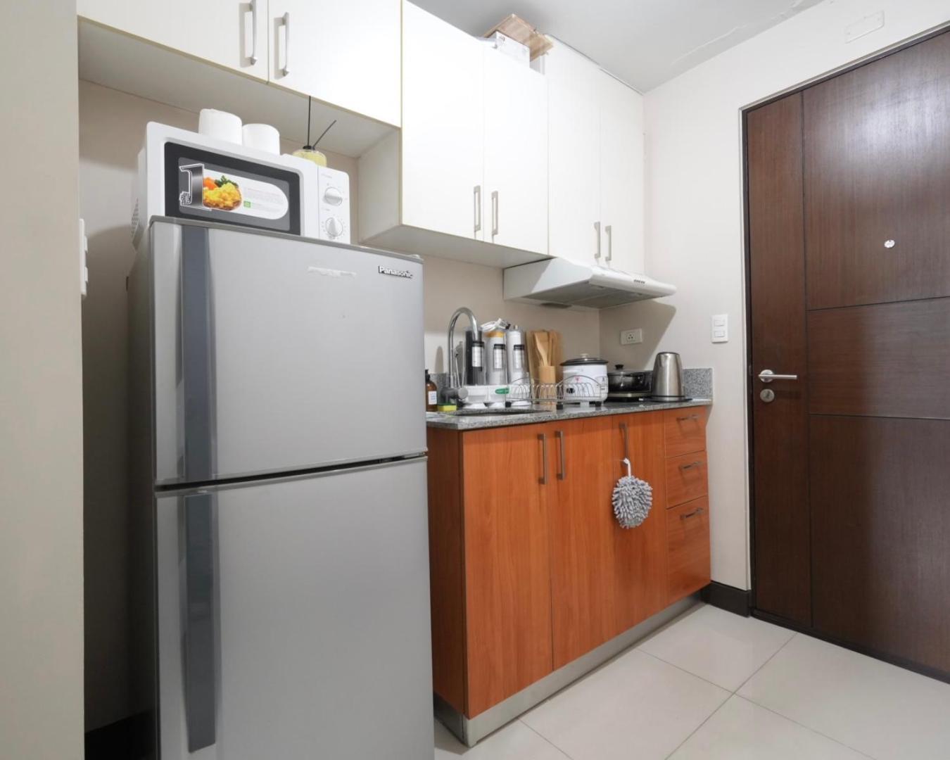 Cubao Manhattan Heights Residential Tc10n - Bright With Pool, Balcony - Next To Alimall And Sm - Walking Distance To Araneta Coliseum And Gateway Mall In Cubao Quezon - Staycations By Sms Manila