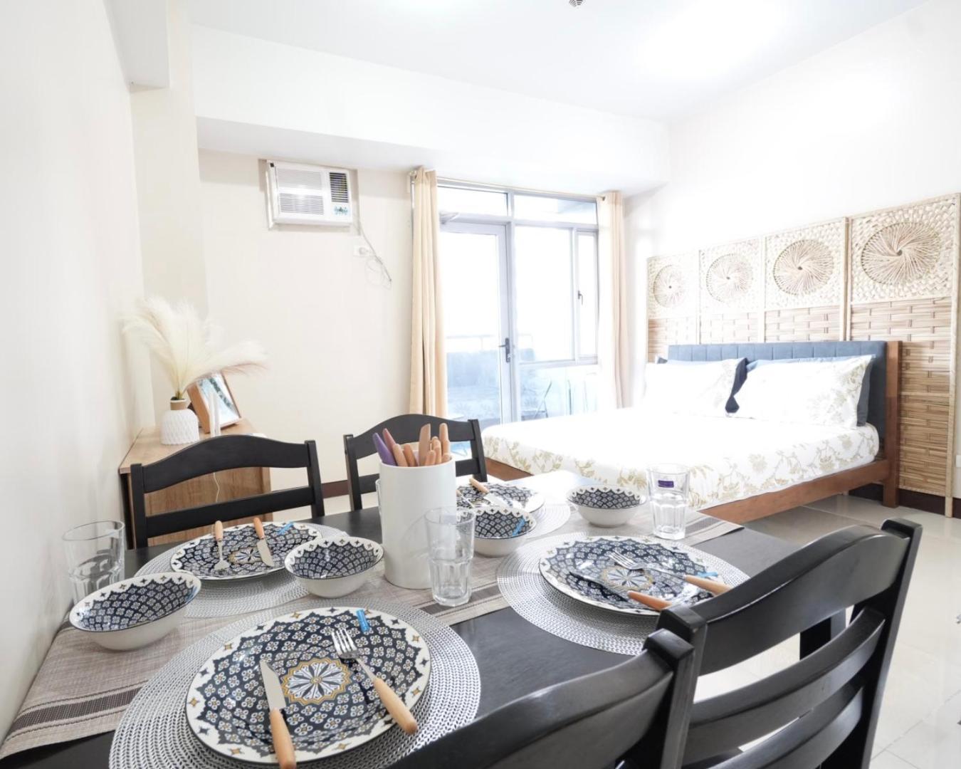 Cubao Manhattan Heights Residential Tc10n - Bright With Pool, Balcony - Next To Alimall And Sm - Walking Distance To Araneta Coliseum And Gateway Mall In Cubao Quezon - Staycations By Sms Apartment *