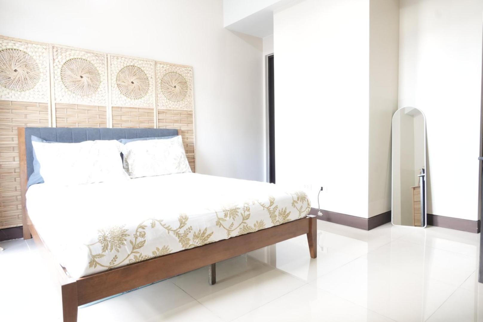 Cubao Manhattan Heights Residential Tc10n - Bright With Pool, Balcony - Next To Alimall And Sm - Walking Distance To Araneta Coliseum And Gateway Mall In Cubao Quezon - Staycations By Sms Apartment