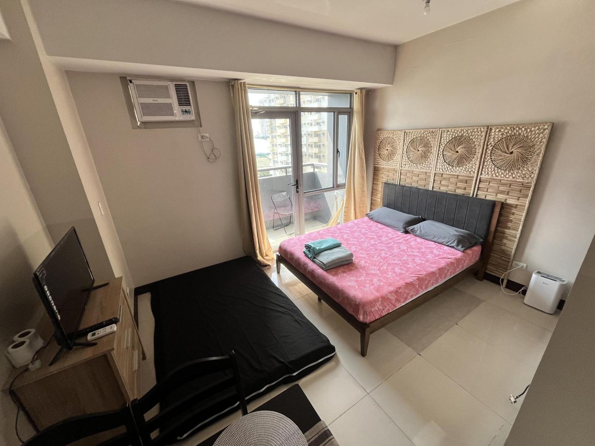 Cubao Manhattan Heights Residential Tc10n - Bright With Pool, Balcony - Next To Alimall And Sm - Walking Distance To Araneta Coliseum And Gateway Mall In Cubao Quezon - Staycations By Sms * Manila